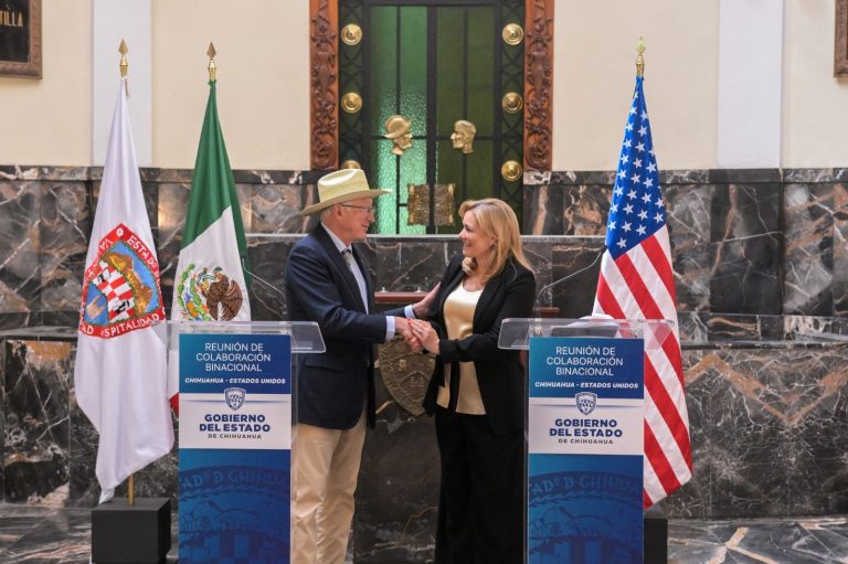 Recibe Gobernadora Maru Campos a Ken Salazar