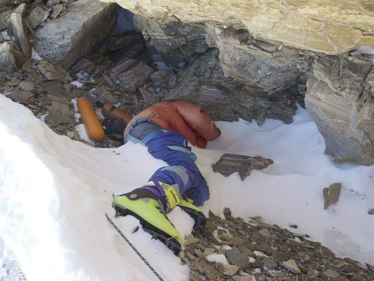 Cadáver de escalador marca ruta a la cima del Monte Everest