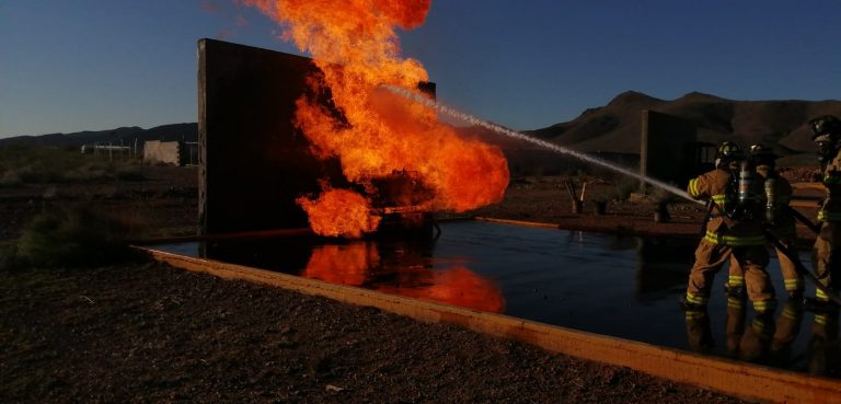 Practican cadetes de bomberos con fuego real y extracción de personas atrasadas
