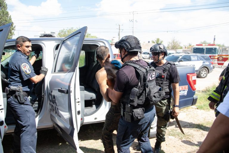 Neutraliza Policía Municipal a hombre que amenazaba a vecinos con machete desde segundo piso