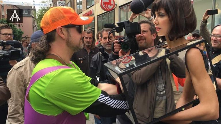 Escandaliza mujer con polémico arte conceptual