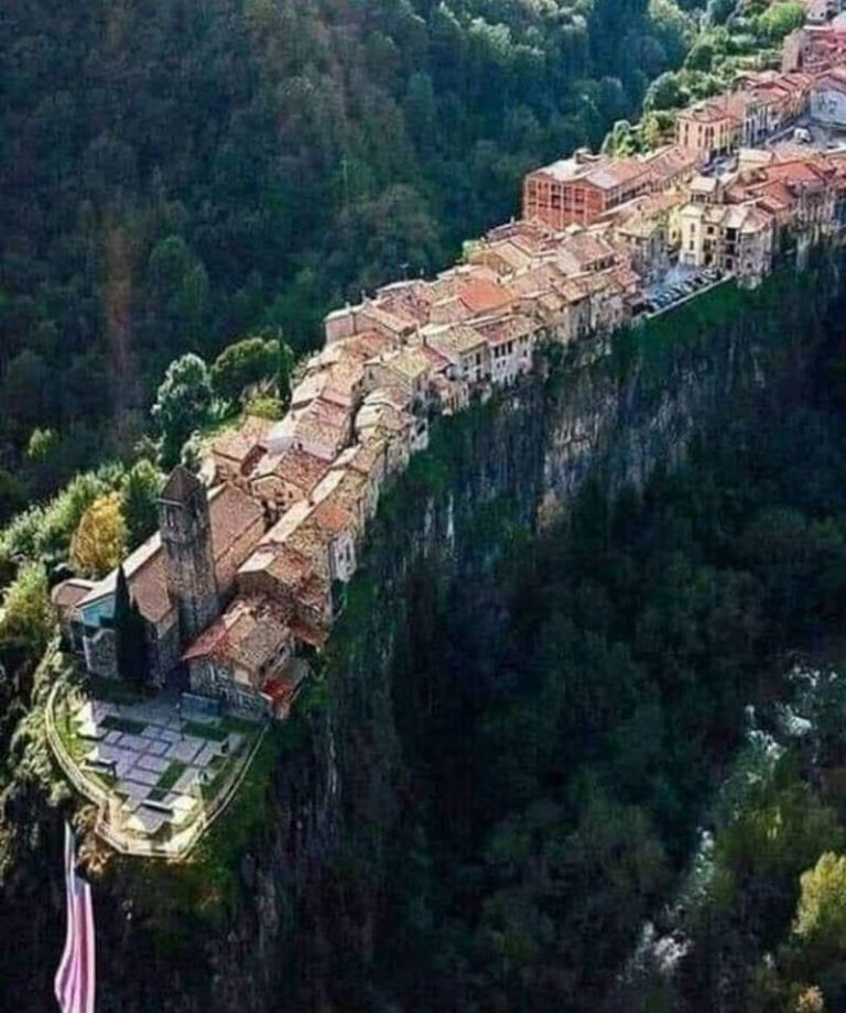 Un impresionante pueblo que flota entre acantilados