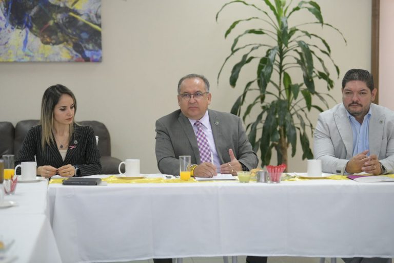 Apoya rector a investigadores