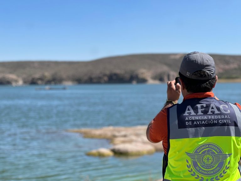 Colabora SSPE en acciones de trabajo para retirar un helicóptero de la presa Chihuahua