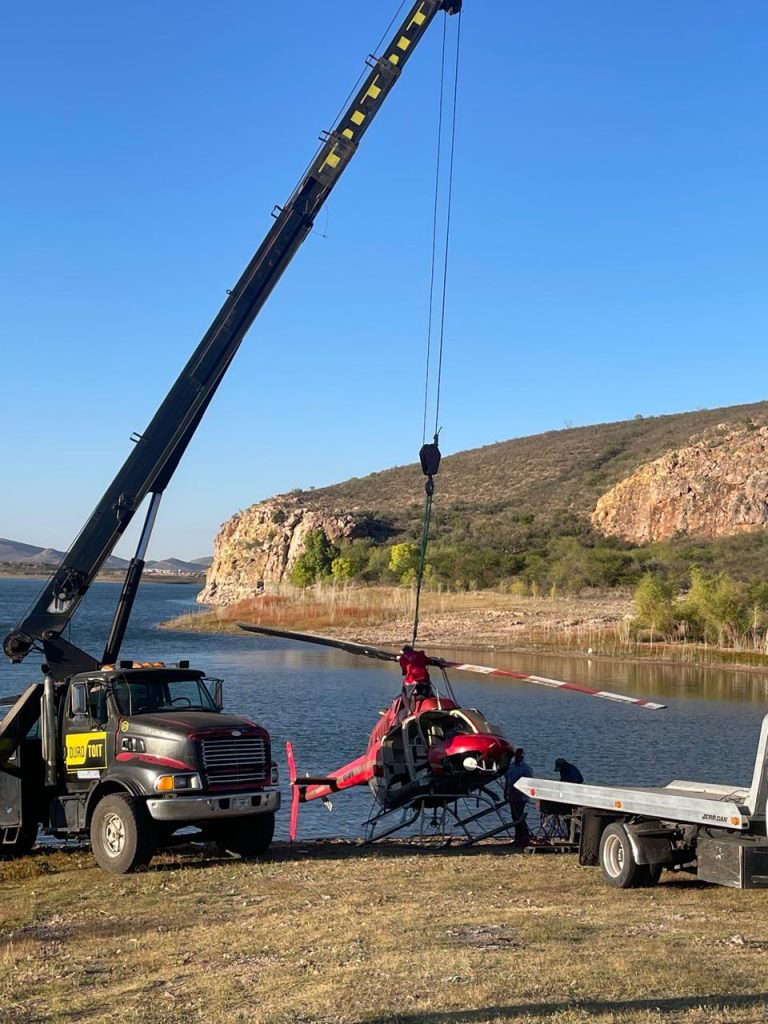 Así se vio el rescate del helicóptero extraído del fondo de la Presa Chihuahua