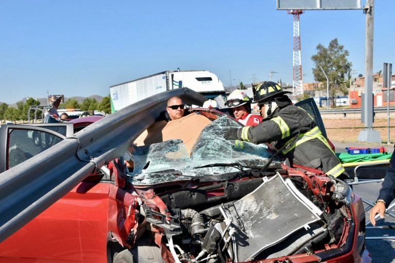 Auxilian policías y bomberos a mujer accidentada