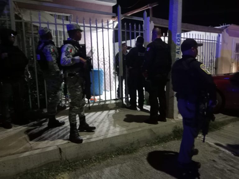 Aseguran a policía estatal por detonar arma de fuego