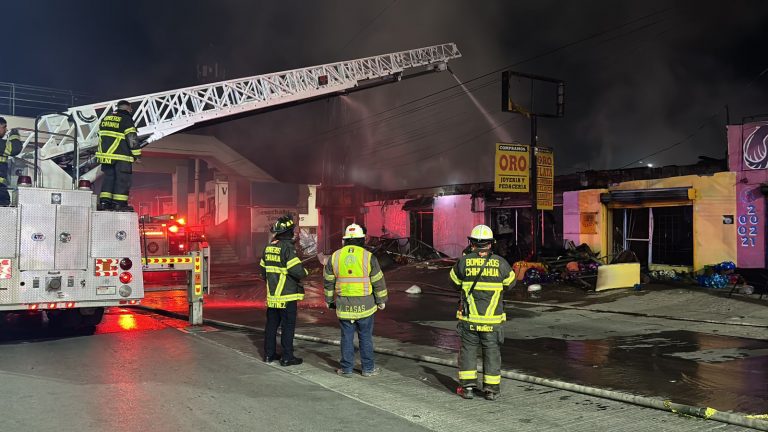 Controla Cuerpo de Bomberos incendio en locales comerciales en Chihuahua
