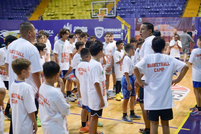 Imparten entrenadores de Los Mineros de UTEP clínica de basquetbol a niñas y niños de Chihuahua