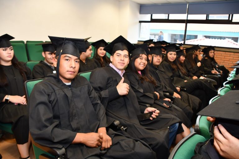 Reconoce Estado esfuerzo y disciplina de 60 profesionistas rarámuri con titulación gratuita