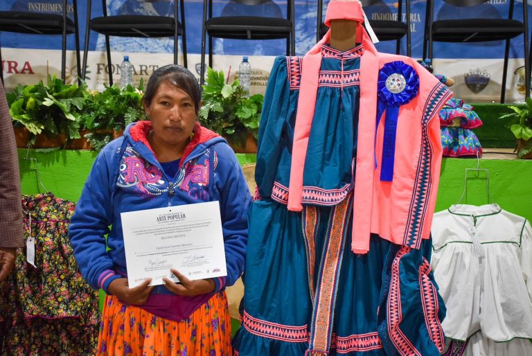 Premian lo mejor de la artesanía de la Sierra Tarahumara