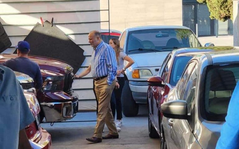 Captan a César Duarte en lote de autos