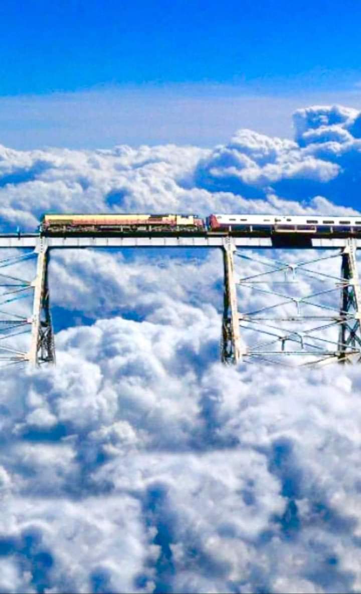 Un tren entre nubes en Argentina