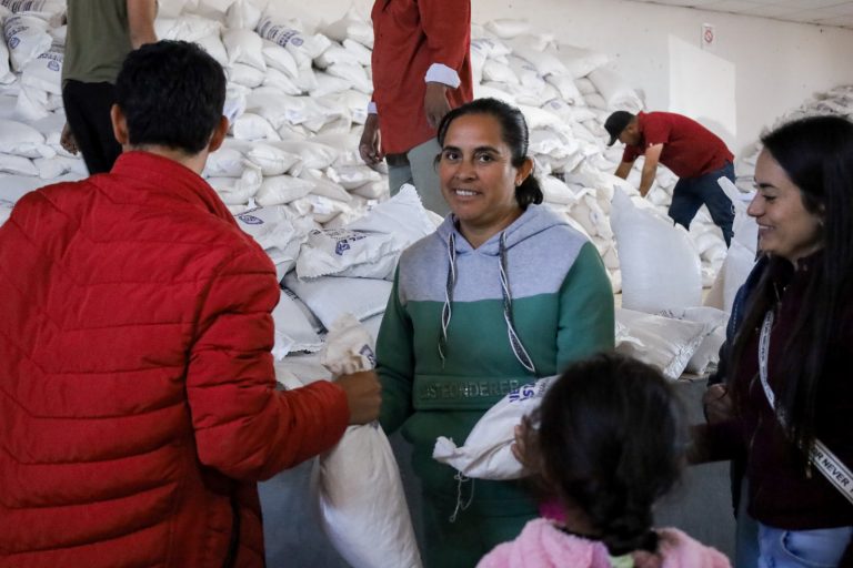 Reciben 900 familias de Guadalupe y Calvo paquetes de maíz y frijol para fortalecer su alimentación