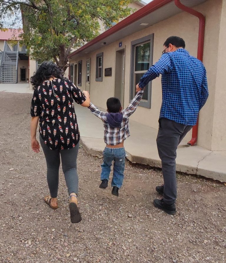 Cambia la vida de 34 niñas, niños y adolescentes al integrarse a familias de acogida y adoptivas