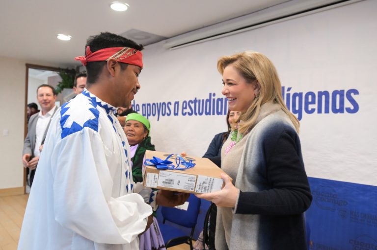 Maru Campos apoya a estudiantes universitarios tarahumaras