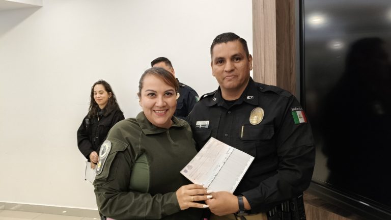 Premia. Labor de 50 policías y bomberos con bonos de alto impacto
