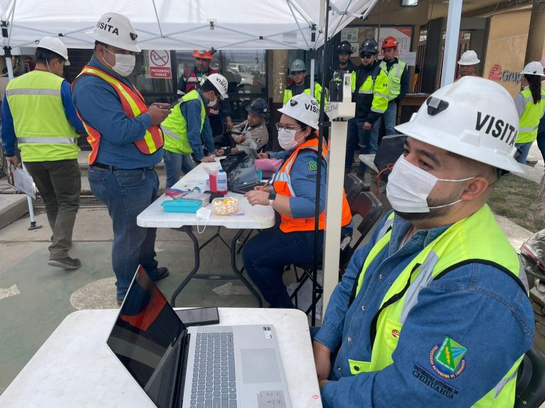 Realiza FEN-UACH Feria de Salud en mina de Santa Bárbara