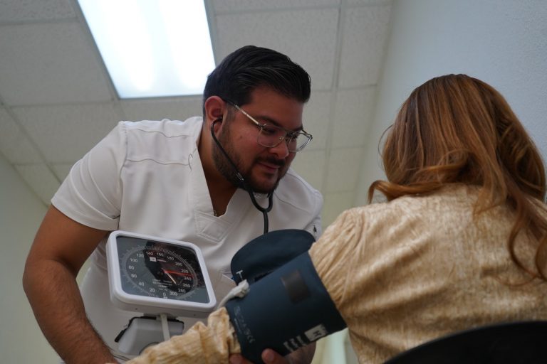 Exhorta Secretaría de Salud a evitar ingesta excesiva de alimentos y alcohol 