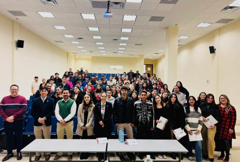Se gradúan en la Facultad de Economía Internacional de la UACH