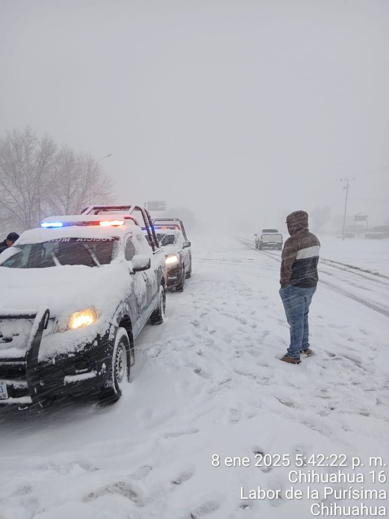 Continúan cerrados tramos carreteros ante nevadas