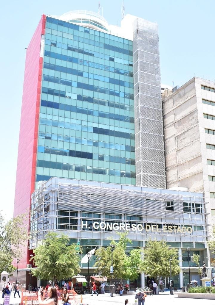Denuncian trabajadores del Congreso maltrato de encargada de limpieza
