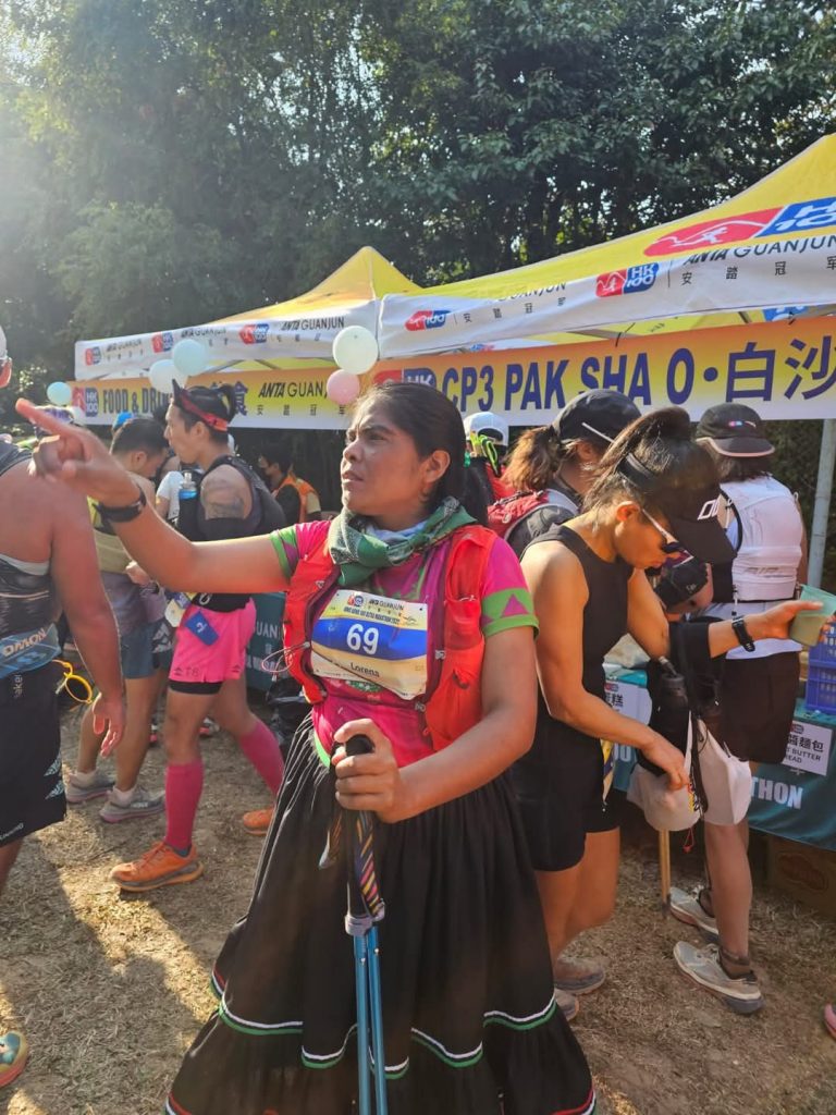 Lorena Ramírez corre hacia la meta en el Hong Kong 100 Ultra Marathon