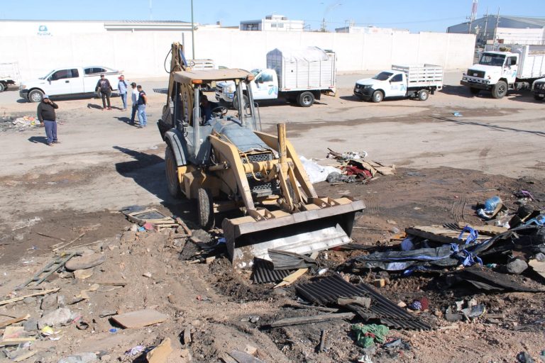 Efectúa Gobierno Municipal operativo de limpieza en terreno donde se alojaban migrantes