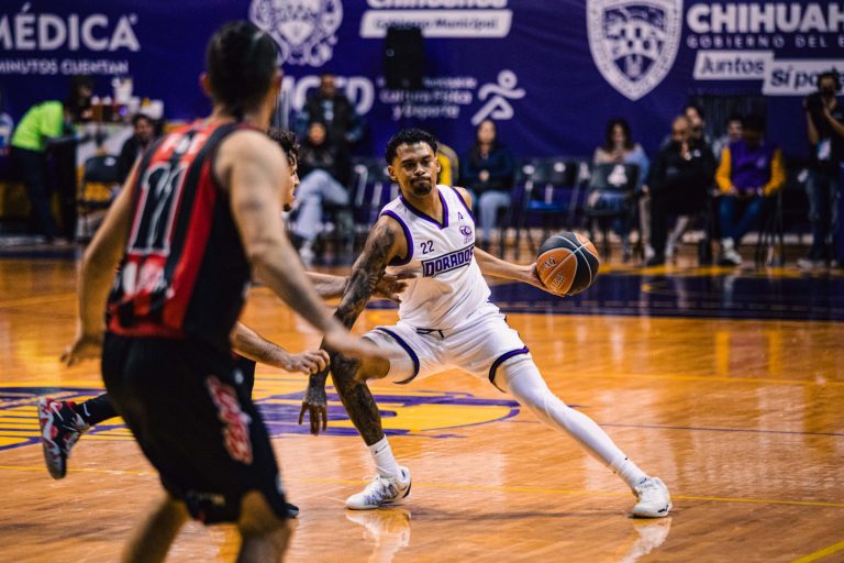 Indios da zancadilla a Dorados