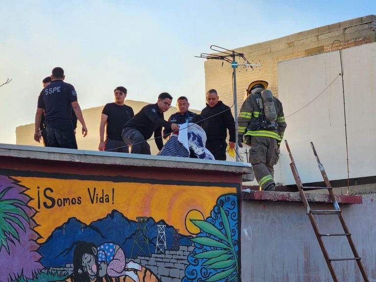 Rescatan a persona atrapada en incendio