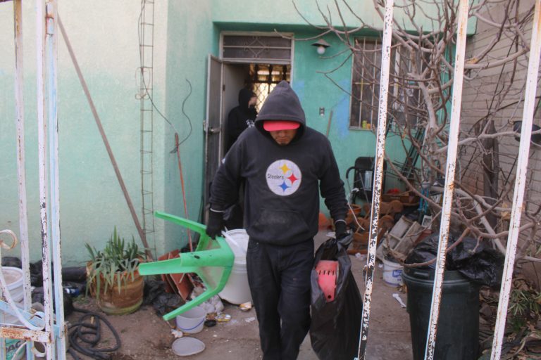 Apoya Gobierno Municipal en limpieza a domicilio de adulta mayor