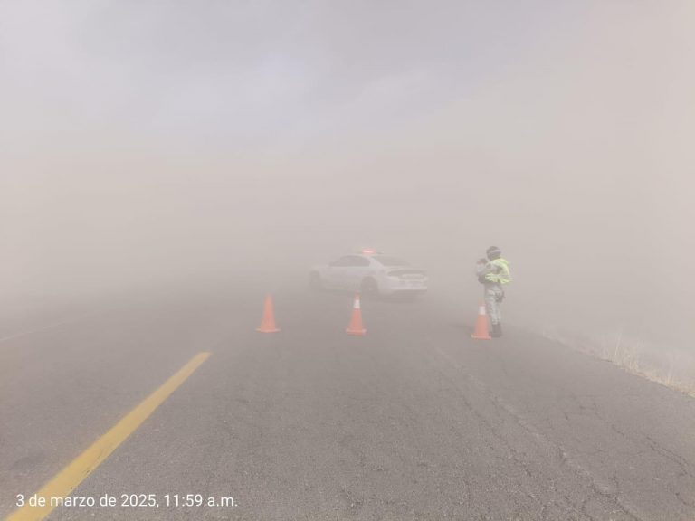 Cierran carreteras por tolvaneras