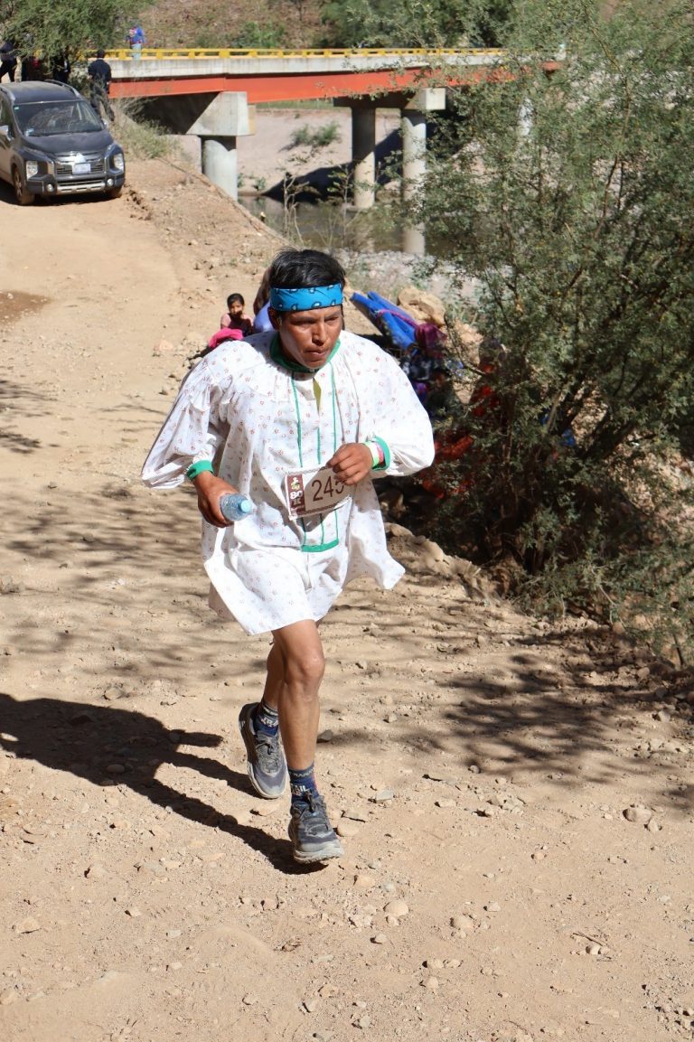 Es Miguel Lara el ganador del ultramaratón Caballo Blanco