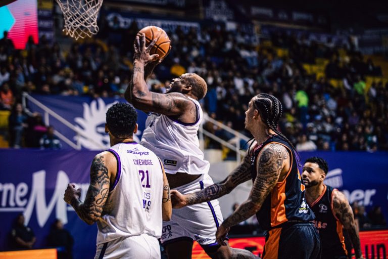 Dorados aplasta a Pioneros