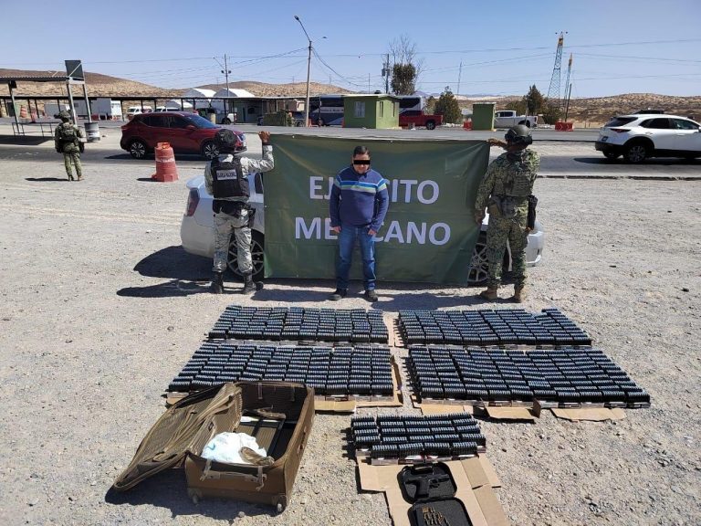 Cae policía estatal con más de 8 mil cartuchos de armas largas