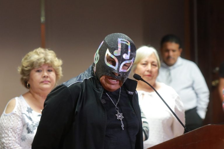 Trovador Solitario sube al cielo; la parca le coloca espaldas planas