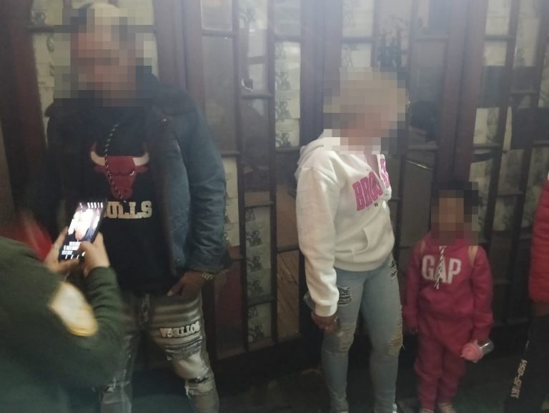 Auxilian policías estatales a migrantes