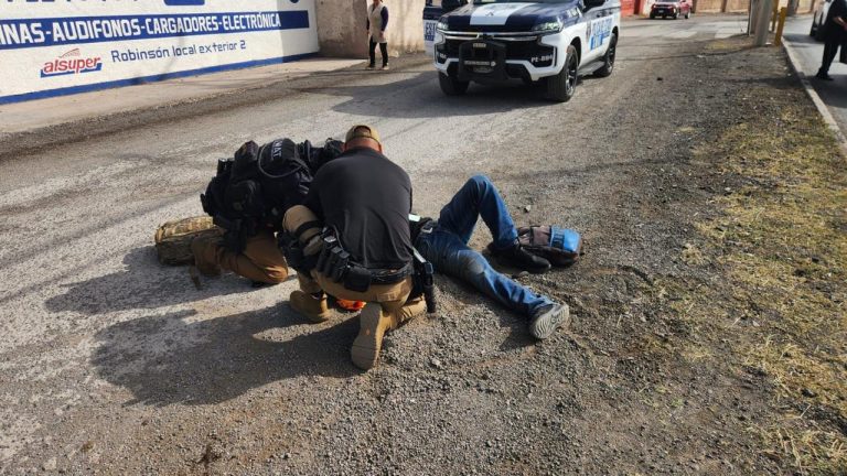 Brindan elementos SWAT de la SSPE primeros auxilios a hombre tras accidente vial
