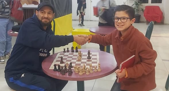 Joven juarense derrota a maestro nacional de ajedrez