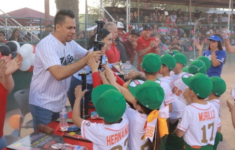 Canta Playbol la Liga Infantil Niños Héroes en Juárez