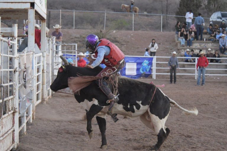 Reúne comunidad estudiantil tradicional rodeo en la XXVI Semana de Odontología