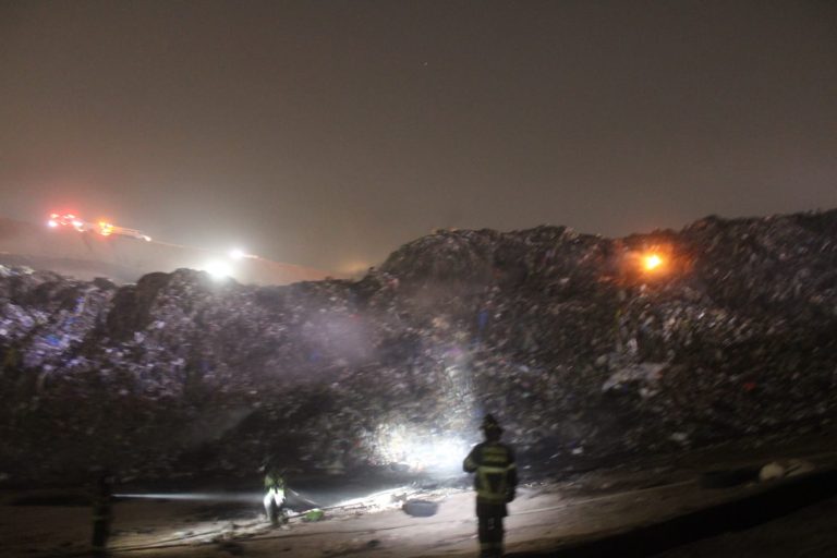 Controla personal municipal y bomberos incendio en Relleno Sanitario