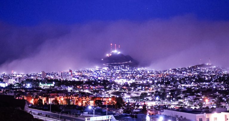 Así se vio la la fantasmagórica tormenta de arena a su paso por la capital