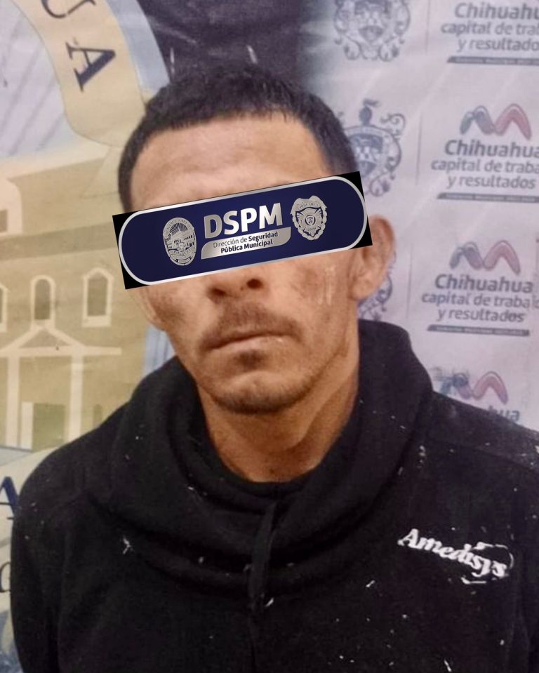 Policías municipales detienen a dos hombres armados luego de robar auto y atropellar a ciudadano