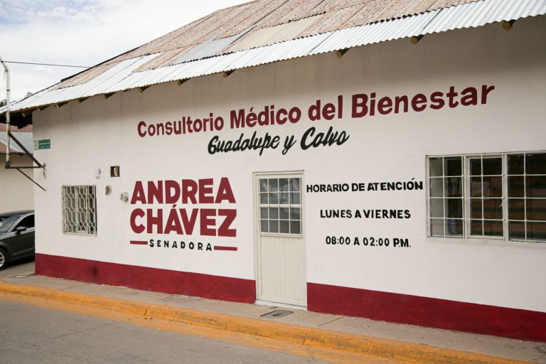 Ordena IEE a Andrea Chávez borrar su nombre y foto de ambulancias y consultorio