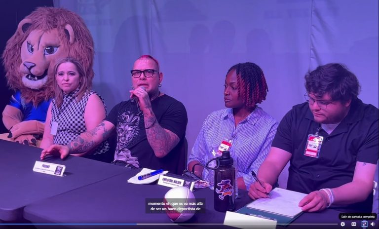 Admira luchador a par de jugadores de fut americano