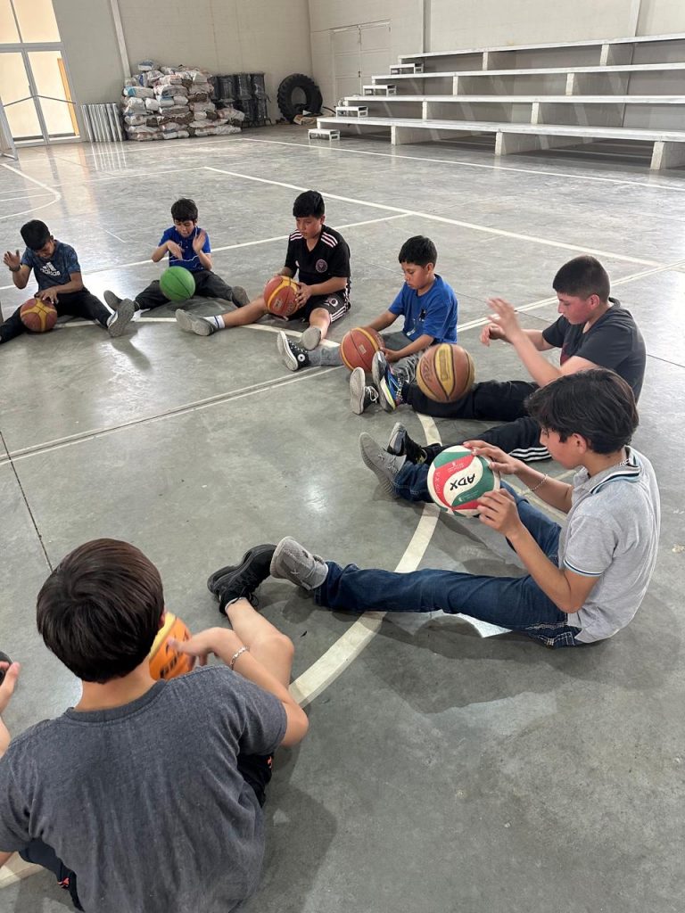 Invitan a niños y adolescentes a aprender futbol, basquetbol y volibol, en Cuauhtémoc