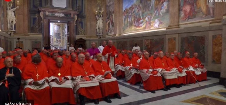 Con cardenales en la Capilla Sixtina comienza el Cónclave