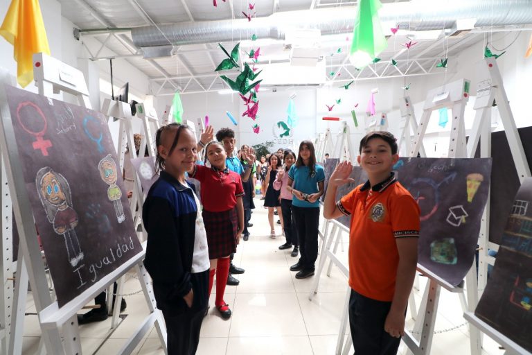 Plasman niños sus derechos en arte