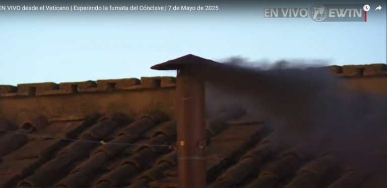 Humo negro primera fumarata del Cónclave